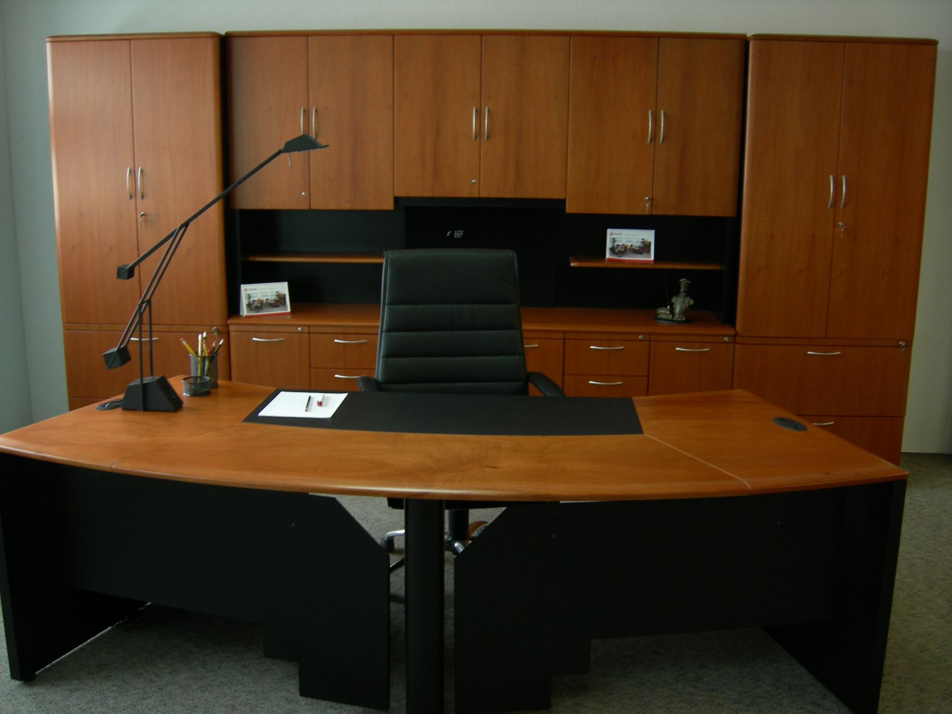 Galería de Módulo Frontal con credenza y Modulo superior de guardado y Closets