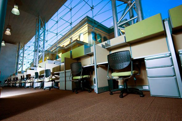 Galería de Módulos Rectos con Cajonera pedestal 2 cajones papeleros y uno de archivo, Flipper door y Entrepaño bajo