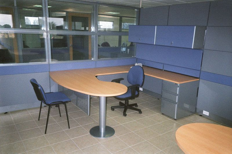 Galería de Escritorio en "U" con 2 Flipper doors. Tablero de aviso y Cajonera pedestal de 2 cajones papeleros y uno de archivo